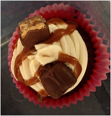 Caramel Chocolate Snickers Cupcakes w/ Caramel Buttercream & w/ Homemade Caramel Sauce