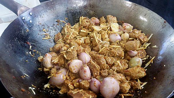 Making pork curry