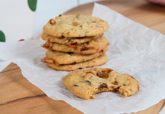 chocolate chip and almond toffee crunch cookies